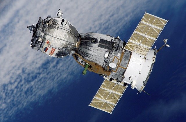 satélite en el espacio