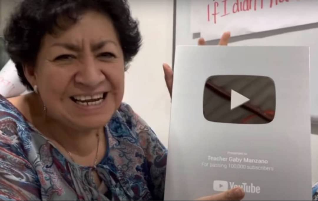 Teacher Gaby Maestra mexicana de inglés recibe placa de YouTube por 450 mil suscriptores